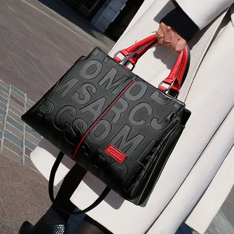 Bolso de Mano con Letras Grabadas