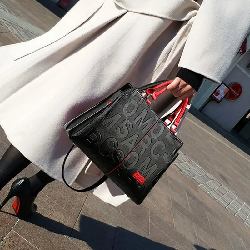 Bolso de Mano con Letras Grabadas