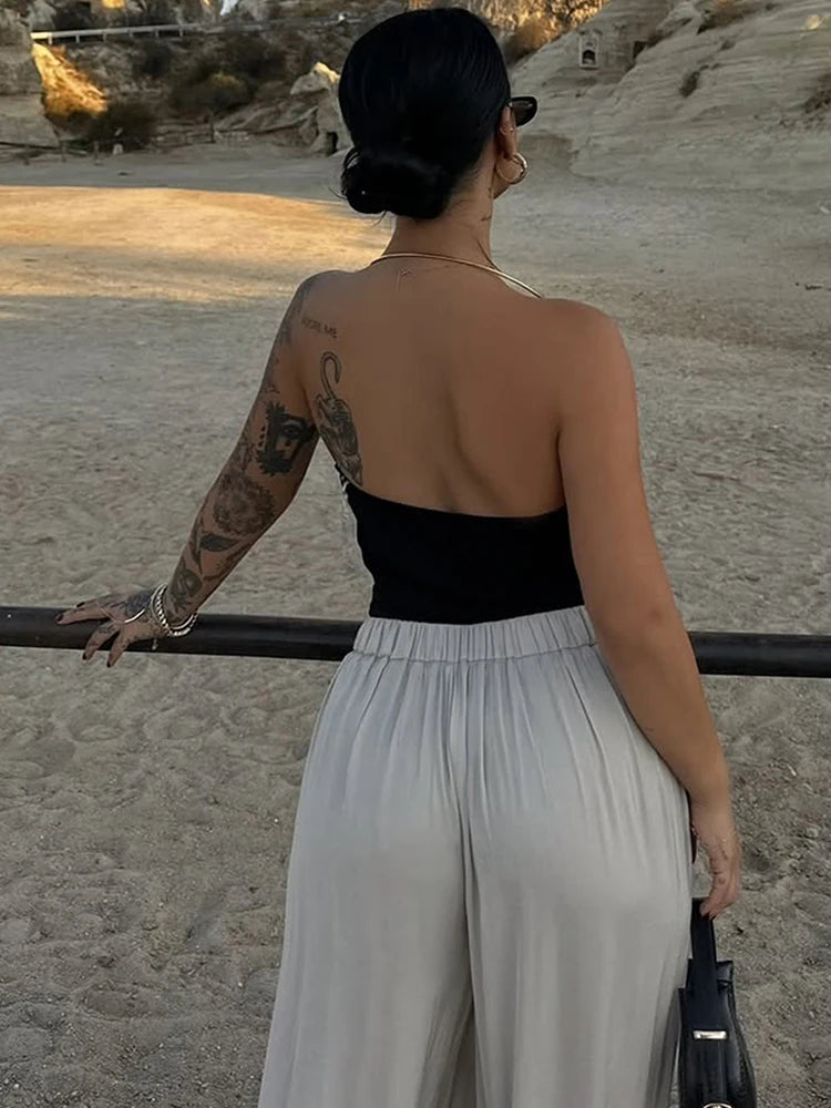 Blusa Halter con Cuello Drapeado y Detalle Metálico