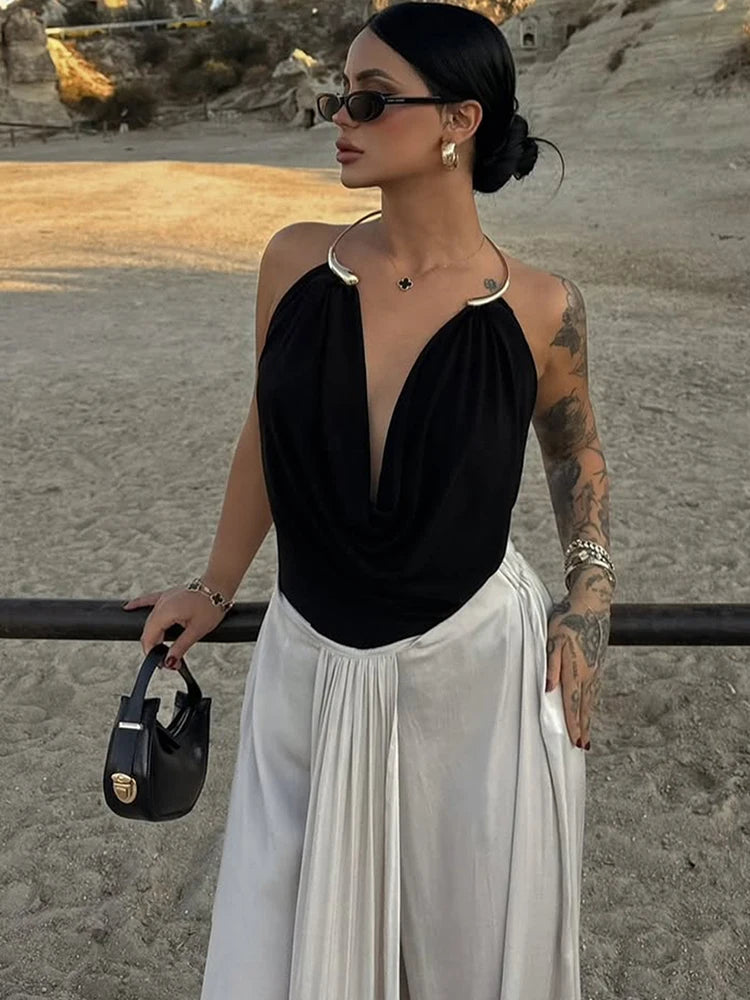 Blusa Halter con Cuello Drapeado y Detalle Metálico