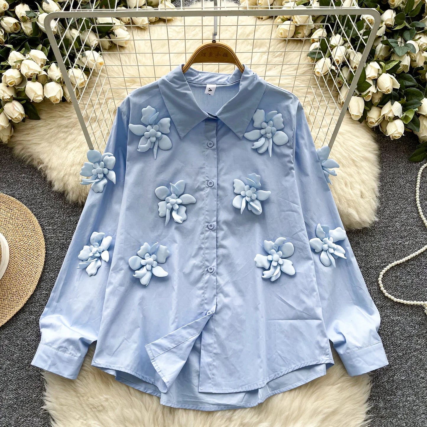 Blusa Elegante con Flores en Relieve