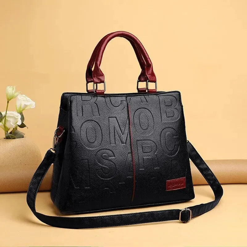 Bolso de Mano con Letras Grabadas
