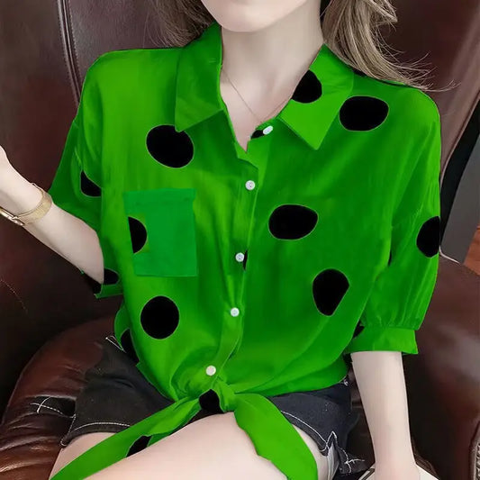 Blusa de Polka Dots con Cuello Polo y Lazo