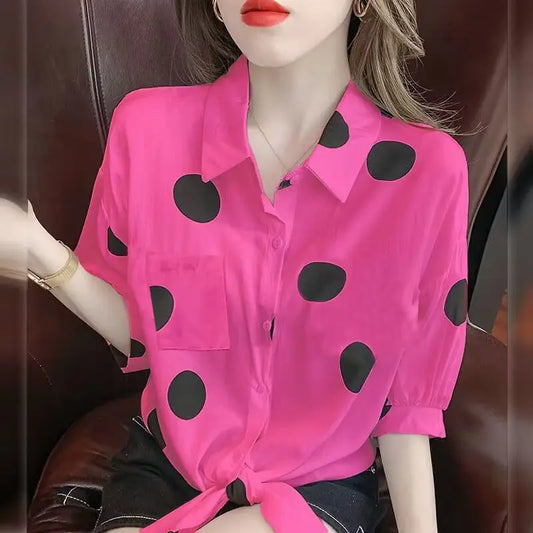 Blusa de Polka Dots con Cuello Polo y Lazo
