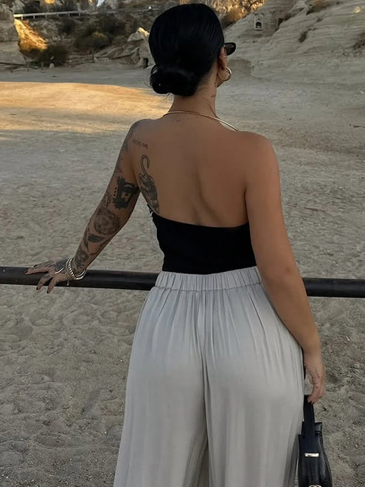 Blusa Halter con Cuello Drapeado y Detalle Metálico