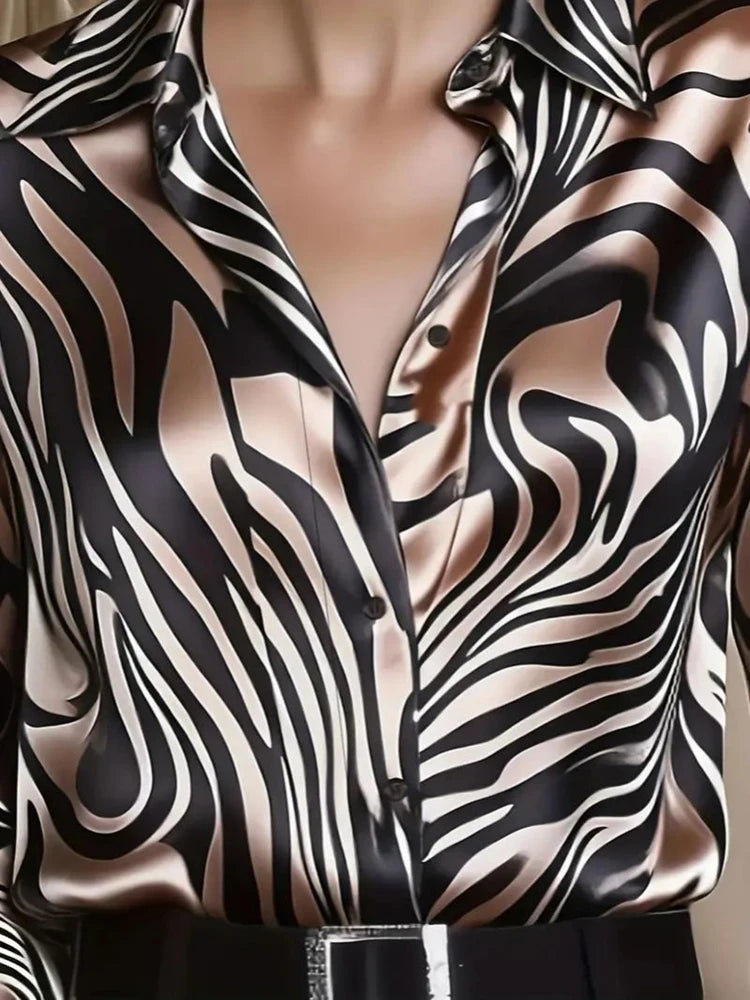 Blusa Elegante Satinada con Estampado Abstracto y Manga Larga
