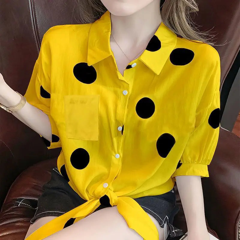 Blusa de Polka Dots con Cuello Polo y Lazo