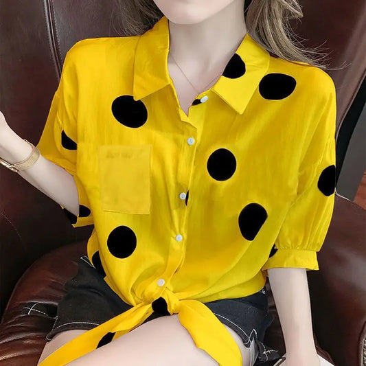 Blusa de Polka Dots con Cuello Polo y Lazo