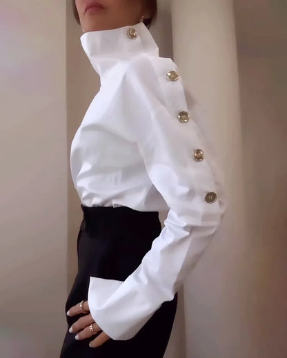 Blusa con Cuello Asimétrico y Botones Decorativos
