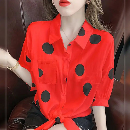 Blusa de Polka Dots con Cuello Polo y Lazo