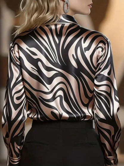 Blusa Elegante Satinada con Estampado Abstracto y Manga Larga