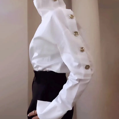 Blusa con Cuello Asimétrico y Botones Decorativos