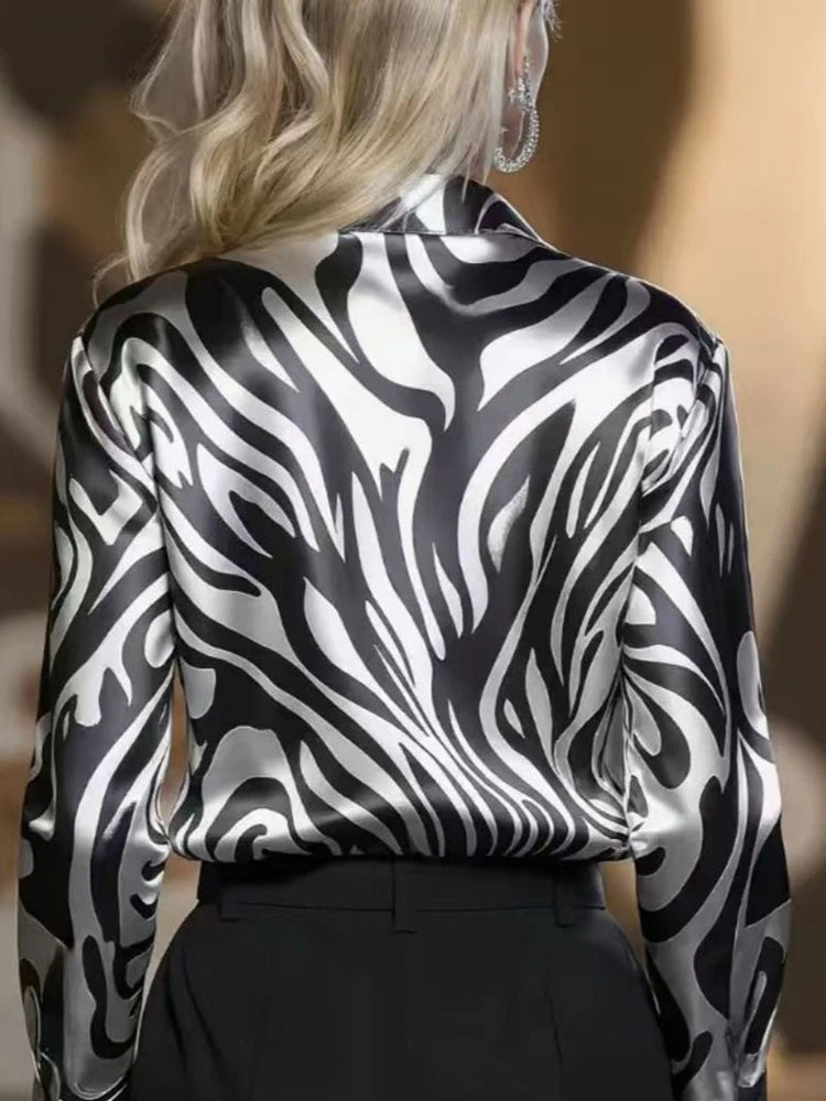 Blusa Elegante Satinada con Estampado Abstracto y Manga Larga