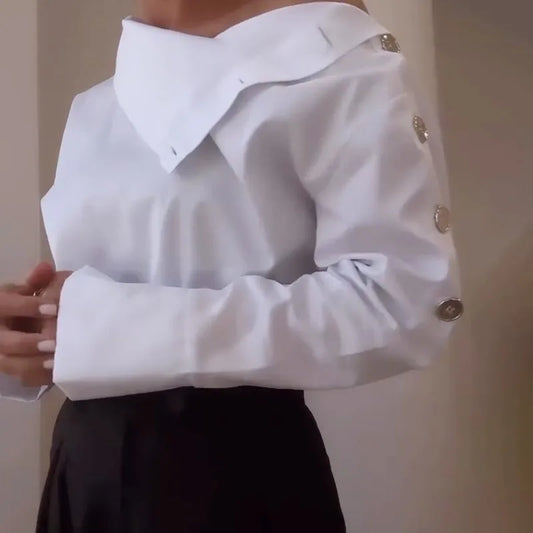 Blusa con Cuello Asimétrico y Botones Decorativos