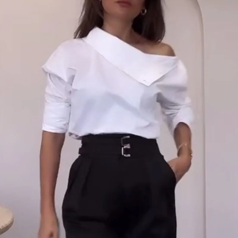 Blusa con Cuello Asimétrico y Botones Decorativos