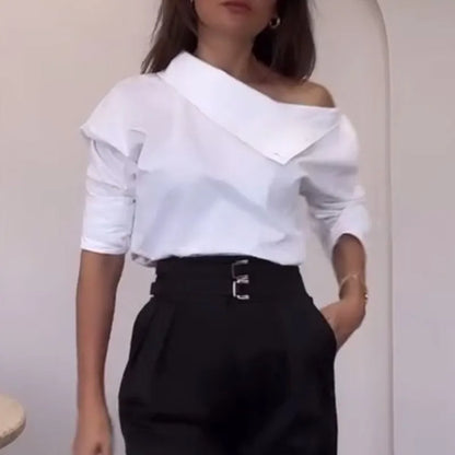 Blusa con Cuello Asimétrico y Botones Decorativos