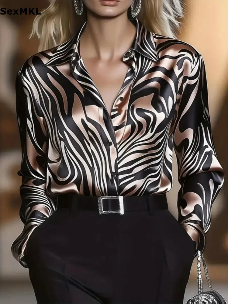 Blusa Elegante Satinada con Estampado Abstracto y Manga Larga