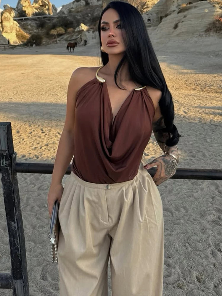Blusa Halter con Cuello Drapeado y Detalle Metálico